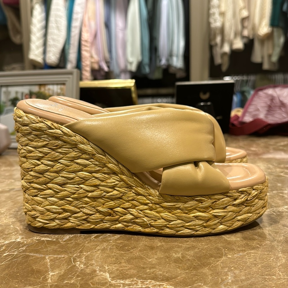 Marc Fisher size 7.5 leather platform heels